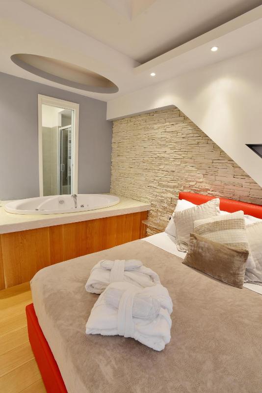 Deluxe Double Room with Bath image 2