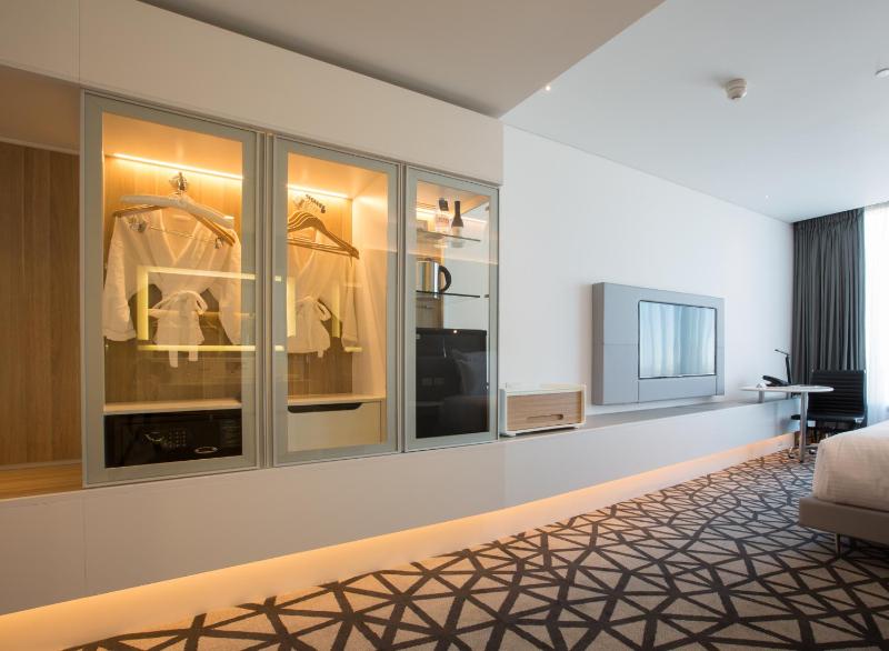 Superior King Room - Park, Sleep and Fly Package image 2