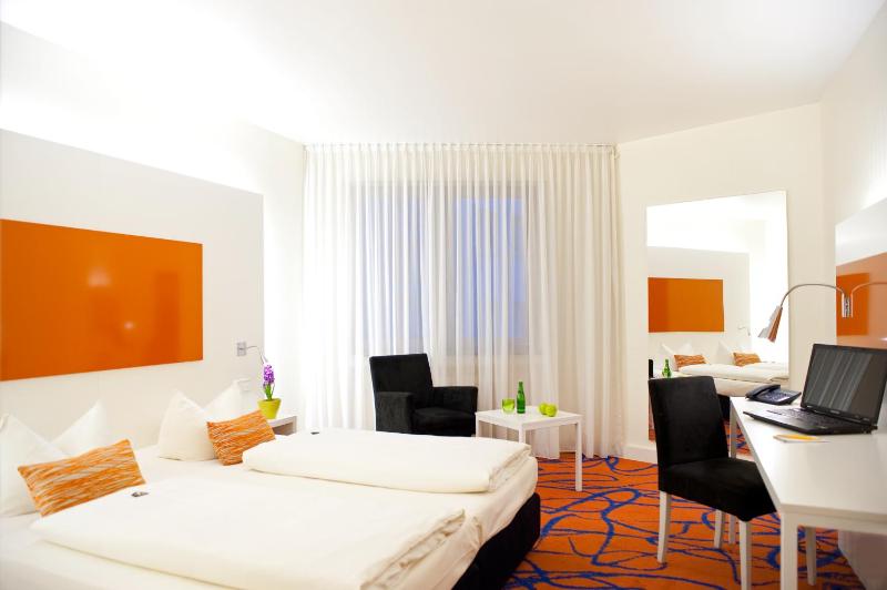 Standard Twin Room image 3