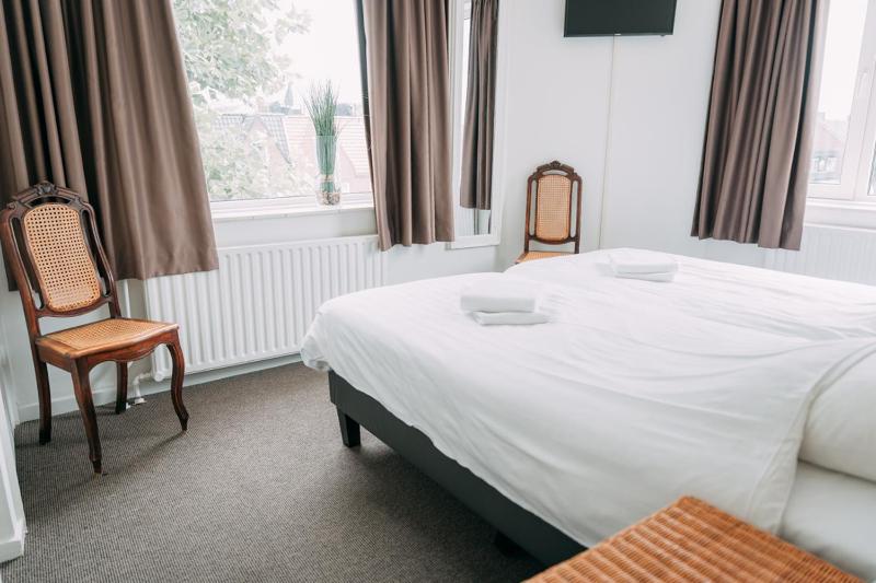 Basic Room with Shared Bathroom (1-2 Adults) image 2