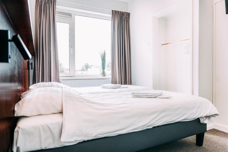 Single Room with Shared Bathroom image 3