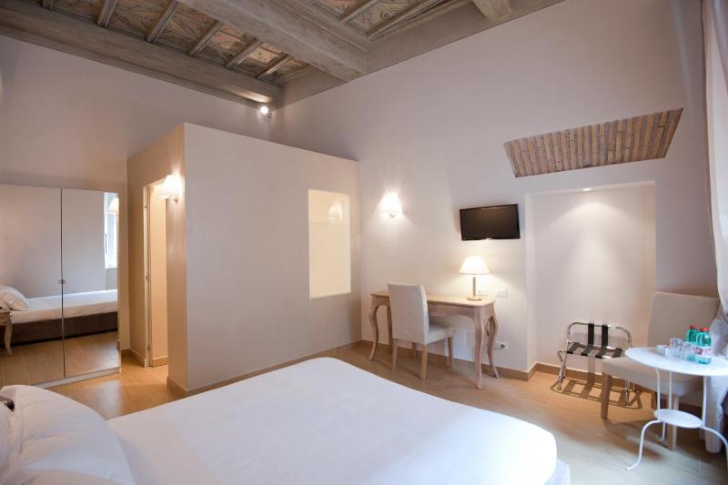 Triple Room with City View image 4