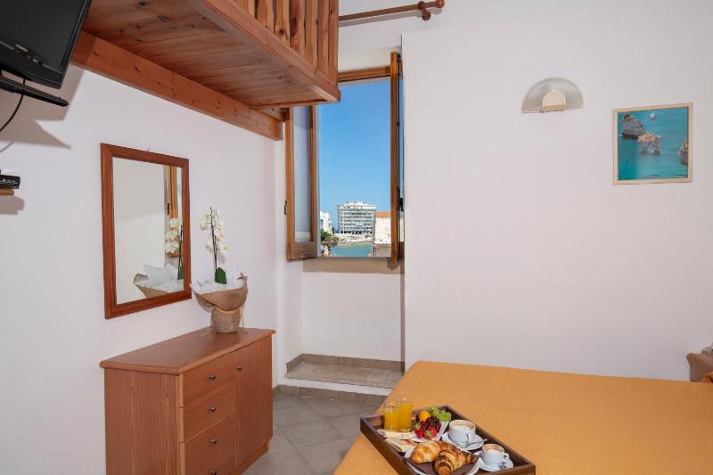 Double Room image 3