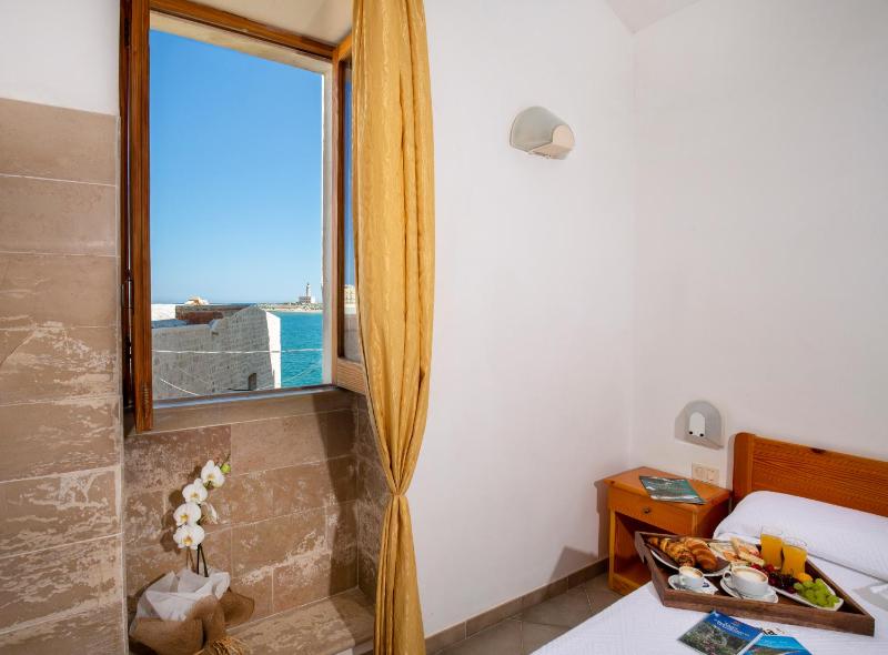 Double Room image 4