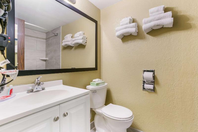 Standard Queen Room with Two Queen Beds - Non-Smoking image 4