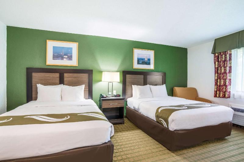 Queen Room with Two Queen Beds - Non-Smoking image 4