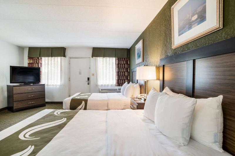 Queen Room with Two Queen Beds - Non-Smoking image 4
