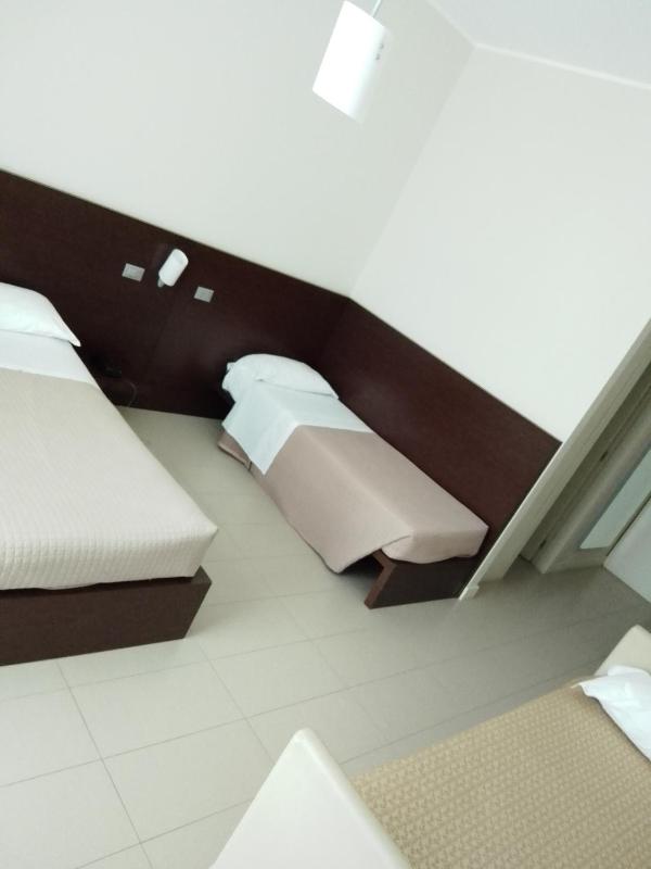 Standard Triple Room image 3
