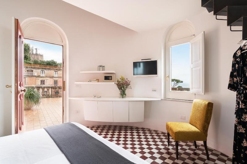 Double/Twin Room - Split Level with Sea View image 3