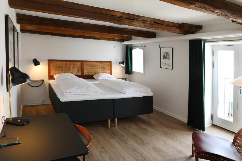 Standard Double Room image 4