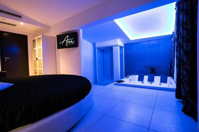 Suite with Hot Tub image 2