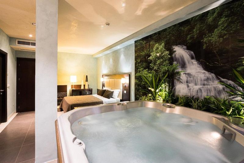 Suite with Hot Tub image 1