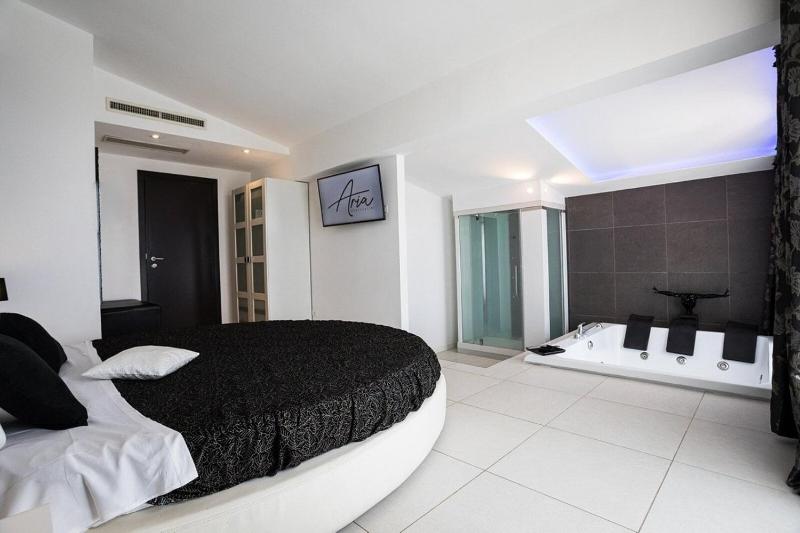 Suite with Hot Tub image 3