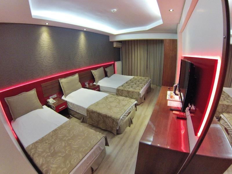 Deluxe Triple Room image 4