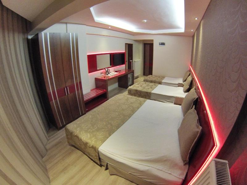 Deluxe Family Room image 4