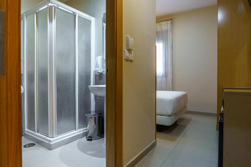 Single Room image 4