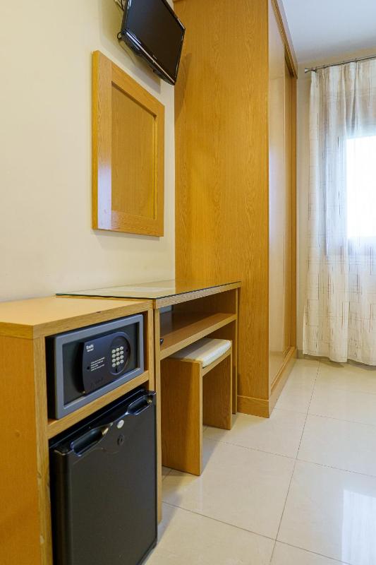 Twin Room image 4