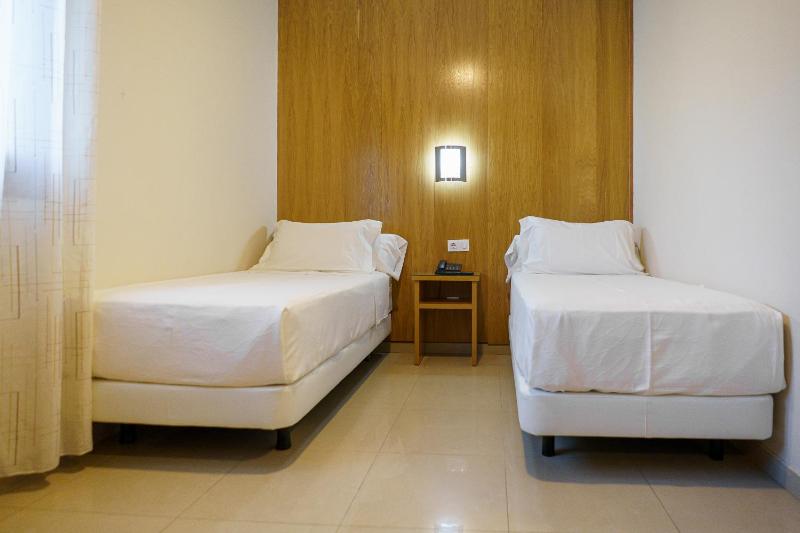 Twin Room image 3