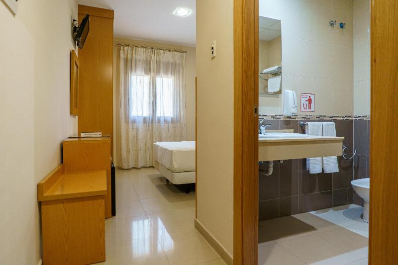 Double Room image 3