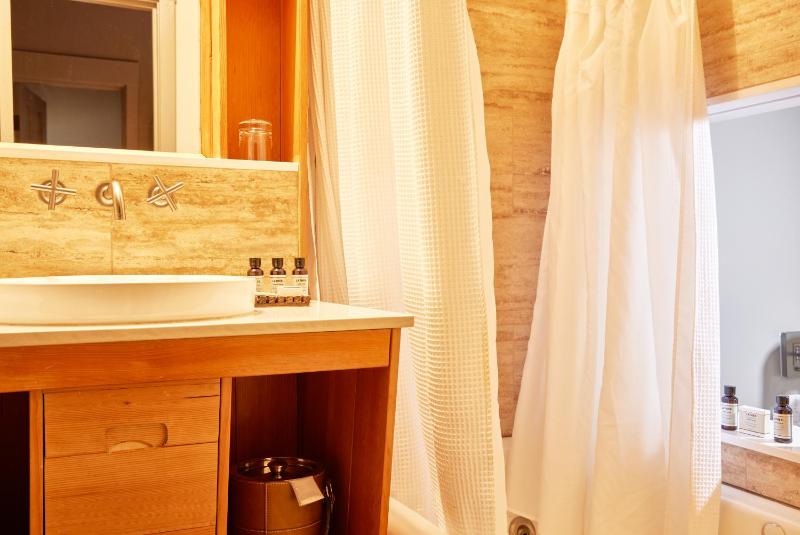 Deluxe King Room image 2