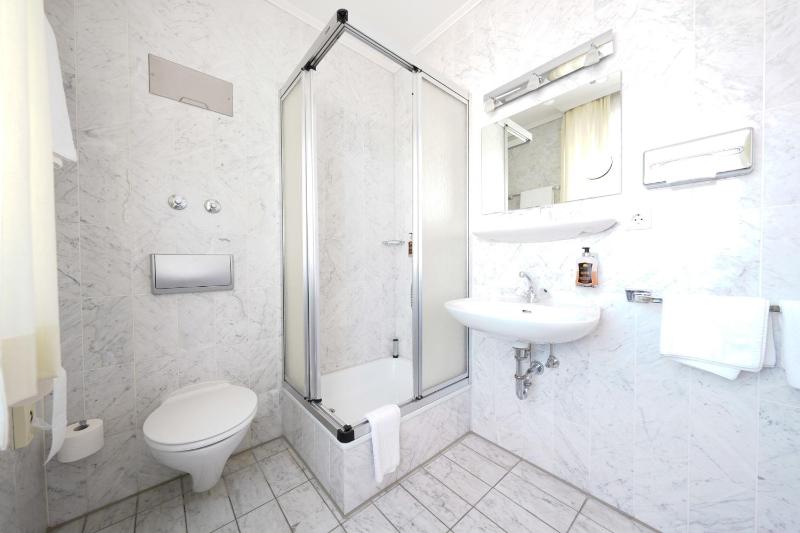 Standard Double Room image 3