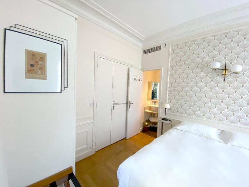 Classic Double Room image 4