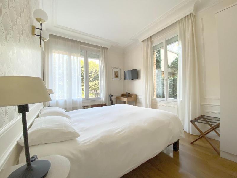 Classic Double Room image 3