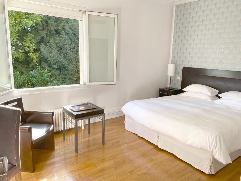 King Room with Spa Bath image 1