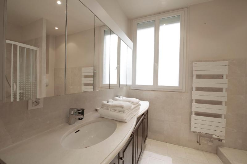 King Room with Spa Bath image 3