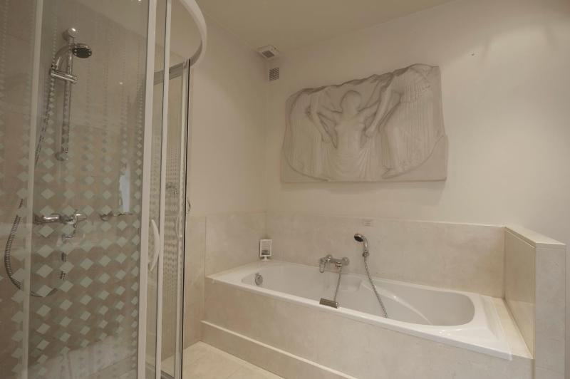 King Room with Spa Bath image 4