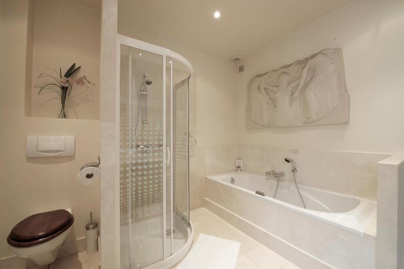 King Room with Spa Bath image 2