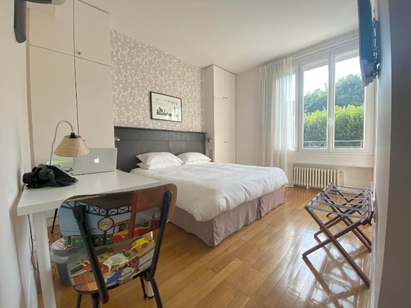 Superior King Room image 3