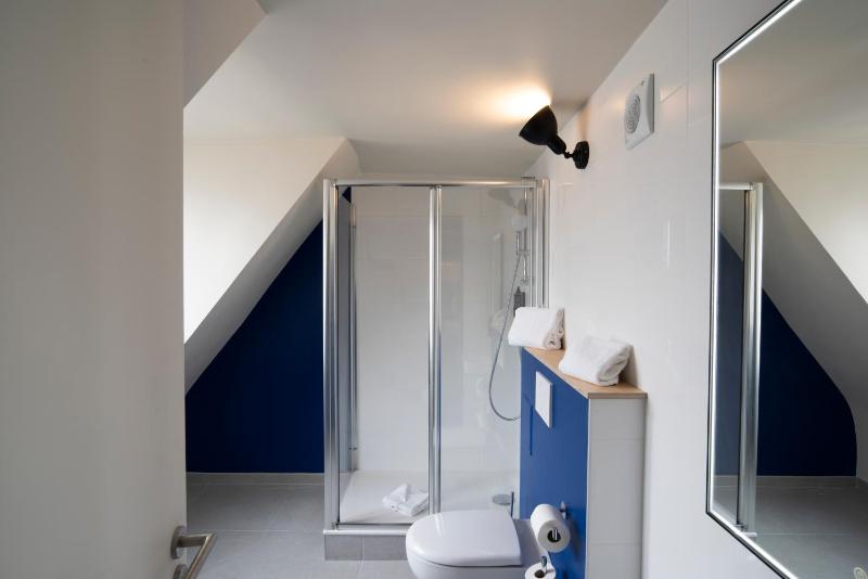 Standard Twin Room image 4