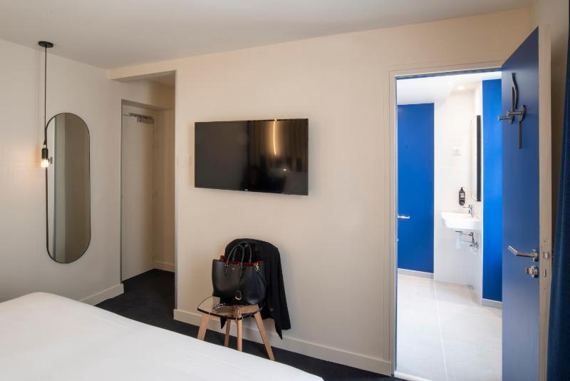 Standard Room with Large Bed image 3