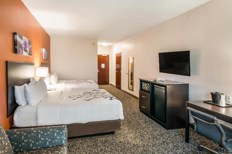 Queen Suite with Two Queen Beds and Sofa Bed - Non-Smoking image 4