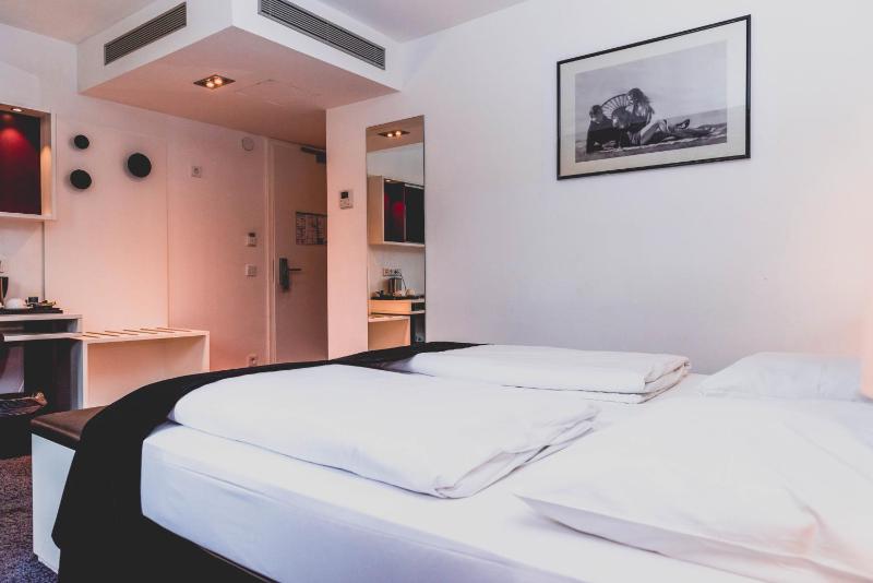 Double Room image 1