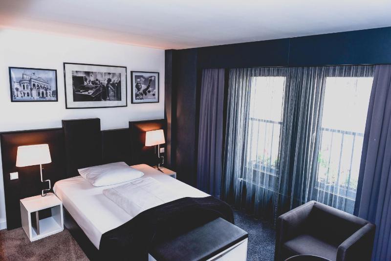 Hotel Bliss - image 13