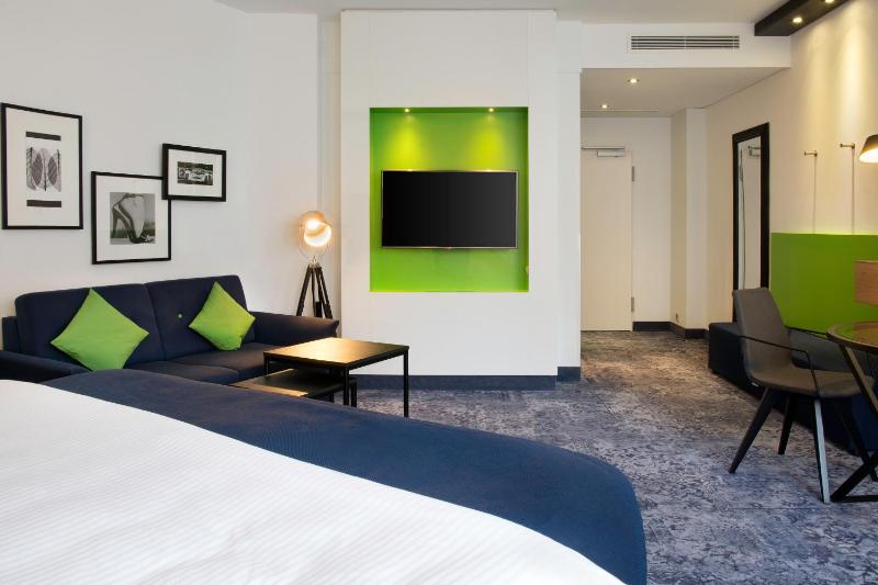 Premium King Room image 3