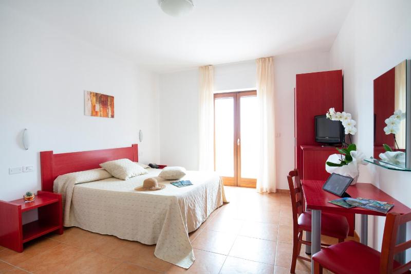 Double Room with Balcony image 3
