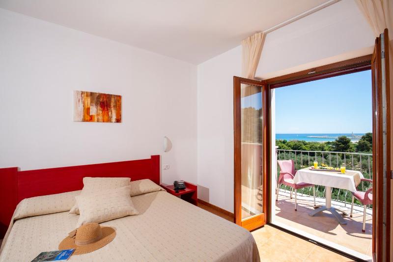 Double Room with Balcony and Sea View image 1