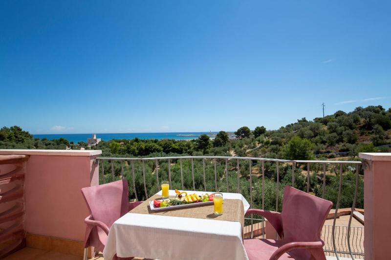 Double Room with Balcony and Sea View image 4