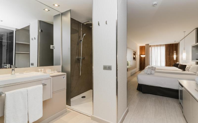 Quadruple Room image 4