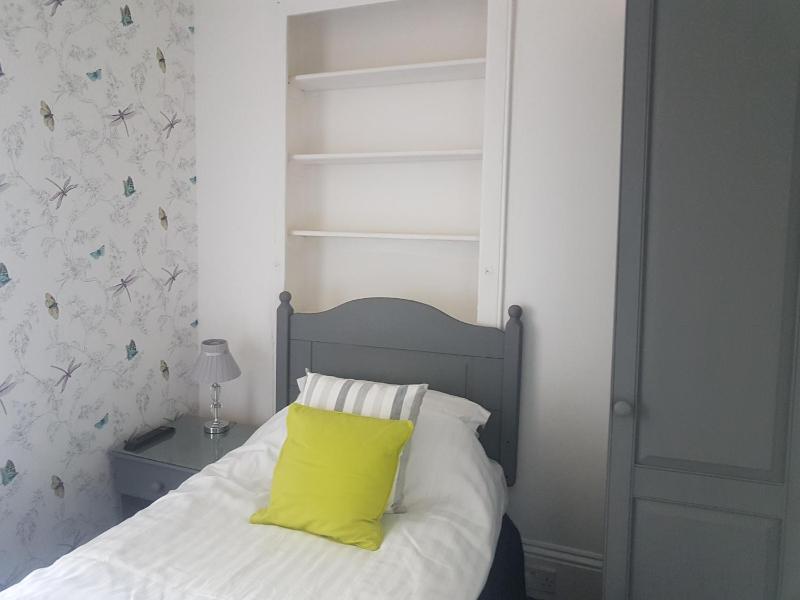 Single Room image 4