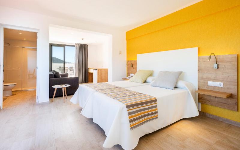 Junior Suite with Terrace and Sea View image 3