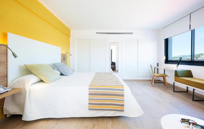 Junior Suite with Terrace and Sea View image 4