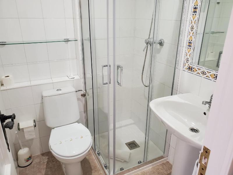 Single Room image 4