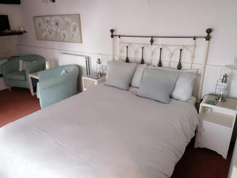 Standard Double Room image 3