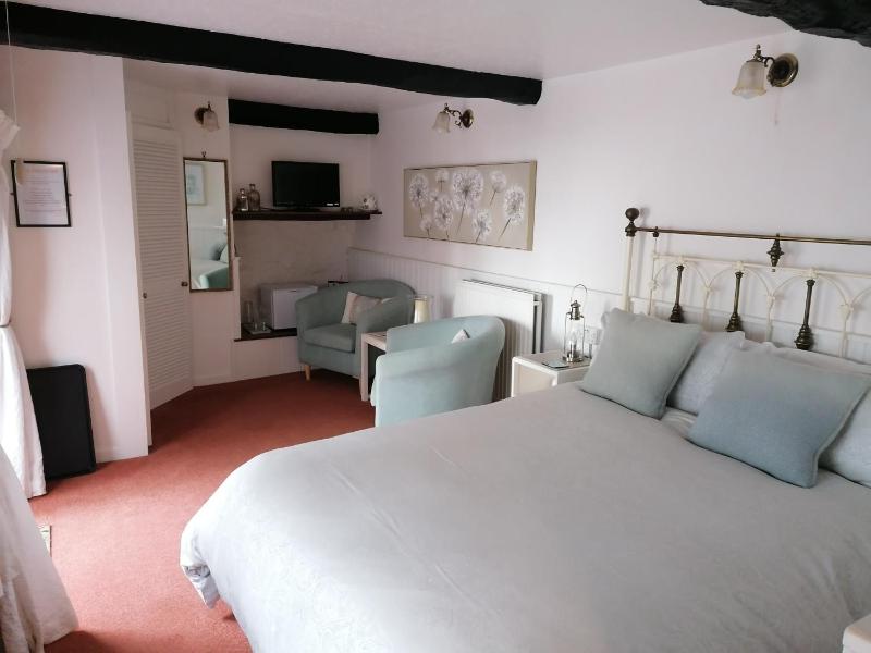 Standard Double Room image 4
