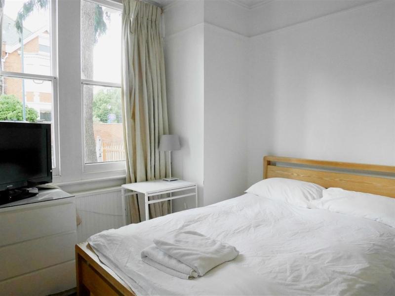 Twin Room with Shared Bathroom image 1