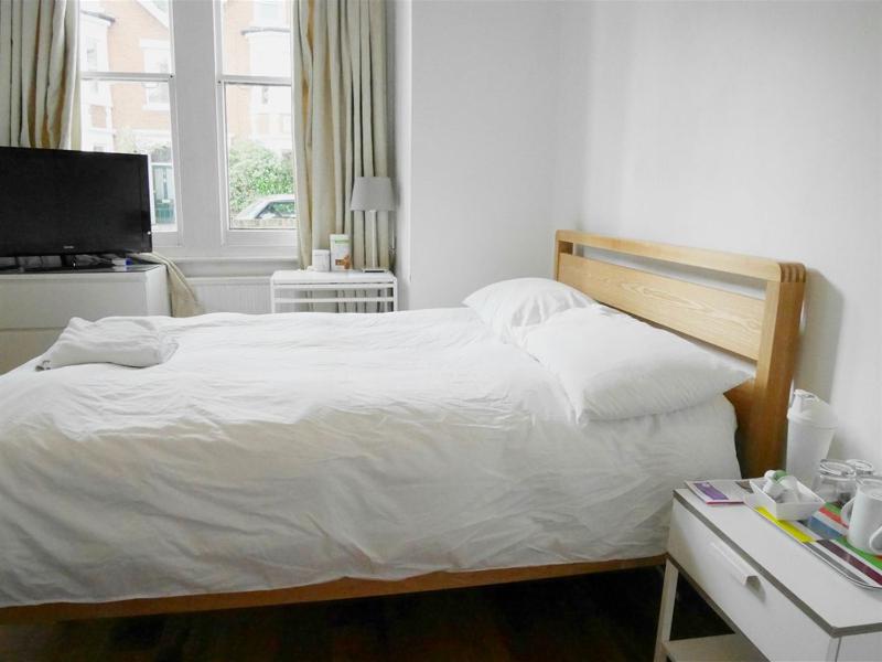 Twin Room with Shared Bathroom image 4